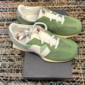 New Balance 327 NIB RARE GREEN COLOR
